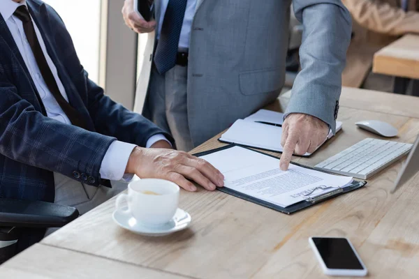 Vista Recortada Hombre Negocios Senior Señalando Contrato Cerca Colega Taza — Foto de Stock