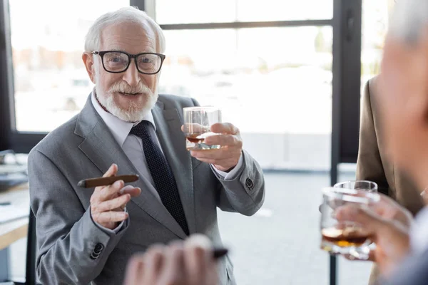 Hombre Negocios Senior Con Vaso Whisky Cigarro Cerca Colegas Borrosos — Foto de Stock
