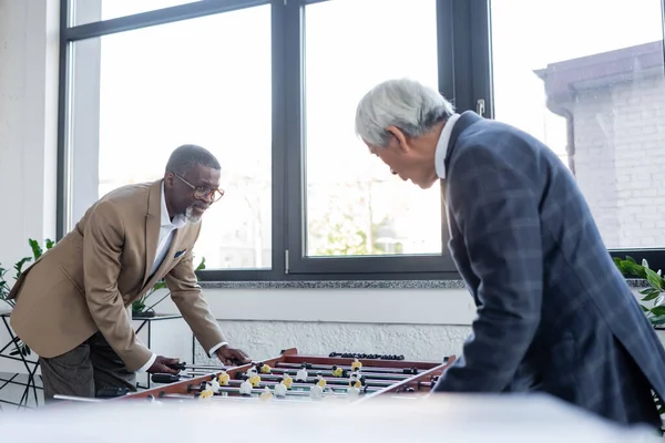 Senior Interracial Geschäftsleute Spielen Tischfußball Büro — Stockfoto