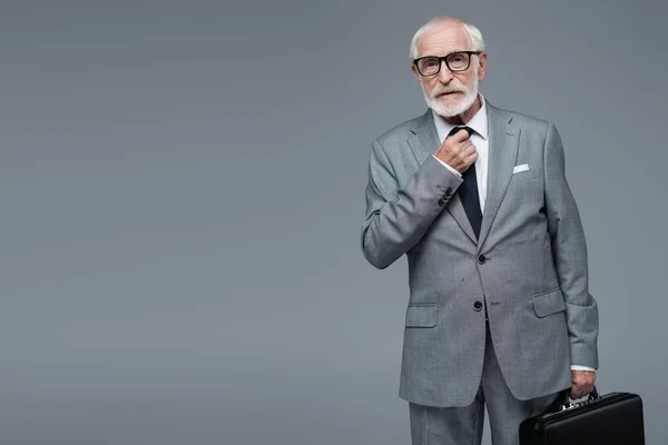 Älterer Geschäftsmann Mit Aktentasche Und Krawatte Während Vereinzelt Die Kamera — Stockfoto
