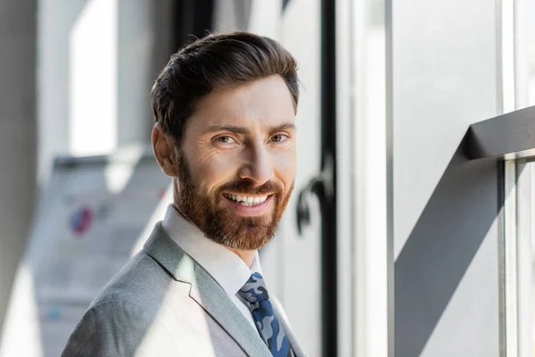 Retrato Hombre Negocios Traje Sonriendo Cámara Oficina — Foto de Stock