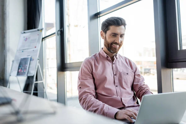 Hombre Negocios Sonriente Camisa Usando Portátil Oficina —  Fotos de Stock