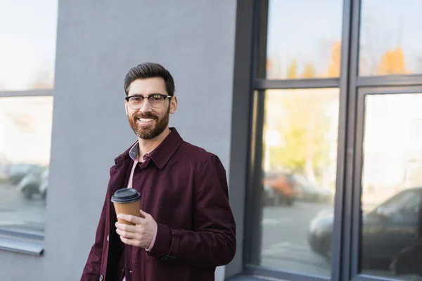 Empresario Gabardina Sonriendo Cámara Mientras Sostiene Café Para Salir Calle — Foto de Stock