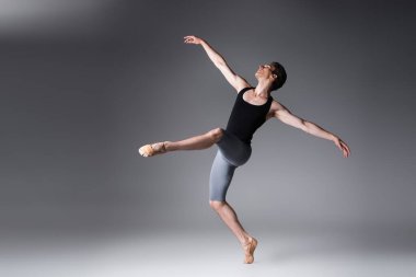 Siyah atletli, koyu gri bluzlu genç balerin.