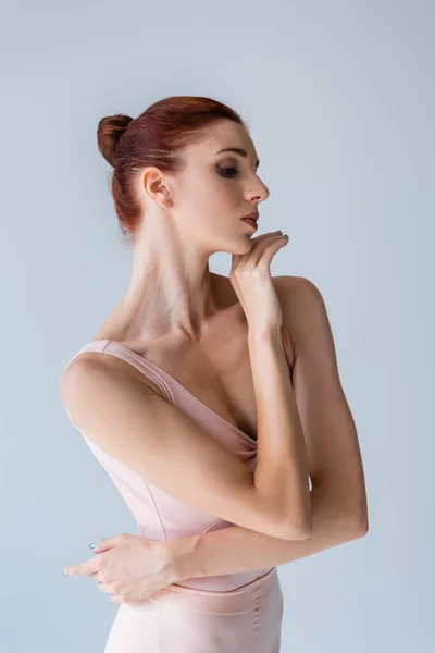 Молода Балерина Костюмі Ізольована Сірому — стокове фото