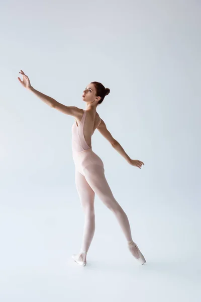 Volledige Lengte Van Ballerina Bodysuit Dansen Met Uitgestrekte Hand Grijs — Stockfoto