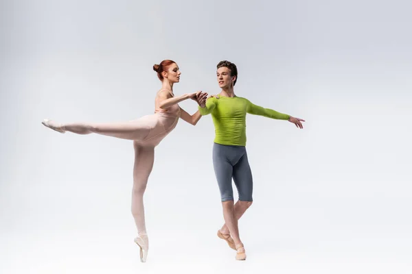 Повна Довжина Елегантних Танцюристів Які Виконують Балетний Танець Сірому — стокове фото