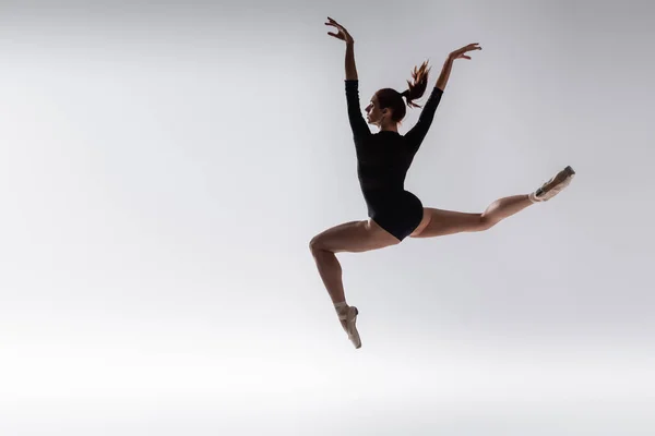 Larga Duración Joven Bailarina Body Negro Levitando Sobre Gris — Foto de Stock