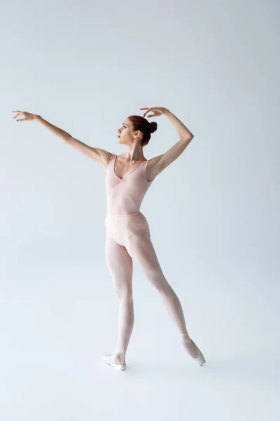 Volledige Lengte Van Jonge Ballerina Bodysuit Gebaren Terwijl Grijs Staat — Stockfoto