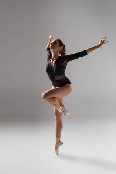 Comprimento Total Bailarina Flexível Bodysuit Preto Dançando Cinza Escuro — Fotografia de Stock