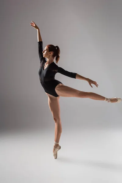 Повна Довжина Елегантної Балерини Чорному Боді Костюмі Танцює Піднятою Рукою — стокове фото