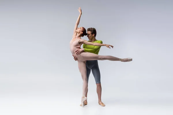 Pełna Długość Młodego Mężczyzny Kobiety Podniesioną Dłonią Wykonujących Taniec Baletowy — Zdjęcie stockowe