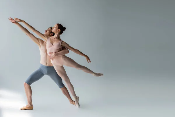 Full Length Shirtless Man Sensual Woman Outstretched Hands Performing Ballet — Stock Photo, Image