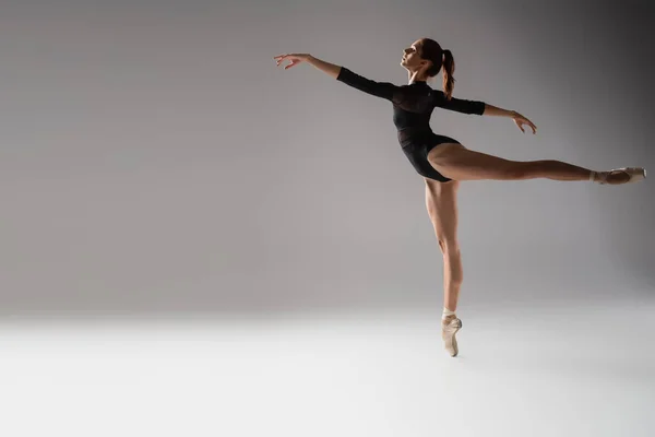 Pleine Longueur Femme Chaussures Ballet Dansant Avec Les Mains Tendues — Photo
