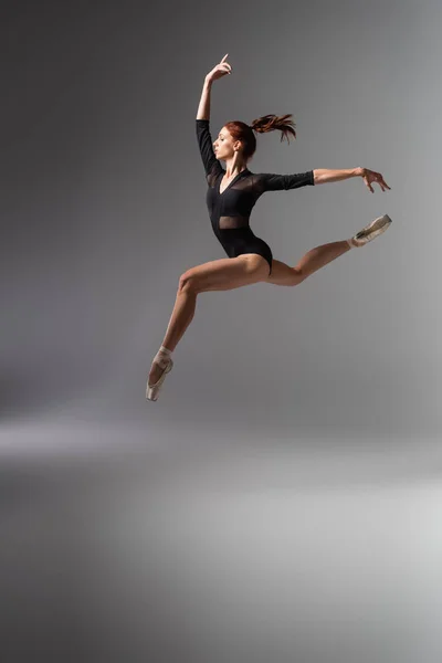 Mooie Ballerina Puntschoenen Zwarte Bodysuit Springen Donkergrijs — Stockfoto