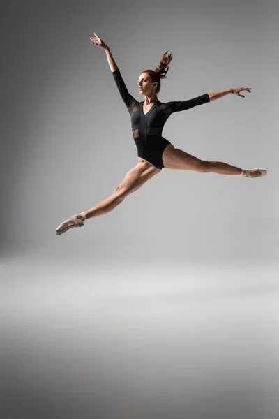 Bailarina Ligera Zapatos Puntiagudos Body Negro Saltando Sobre Gris Oscuro —  Fotos de Stock