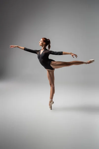 Volledige Lengte Van Mooie Vrouw Ballet Schoenen Het Uitvoeren Van — Stockfoto
