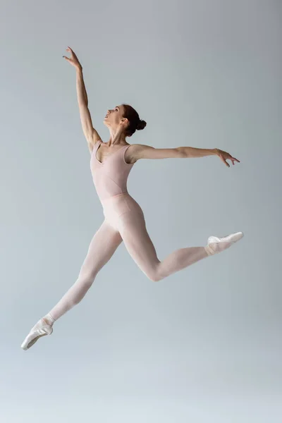 Longitud Completa Elegante Bailarina Traje Cuerpo Levitando Haciendo Gestos Gris —  Fotos de Stock