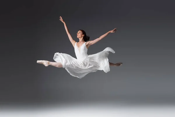 Longitud Completa Mujer Elegante Vestido Blanco Saltando Gris Oscuro — Foto de Stock