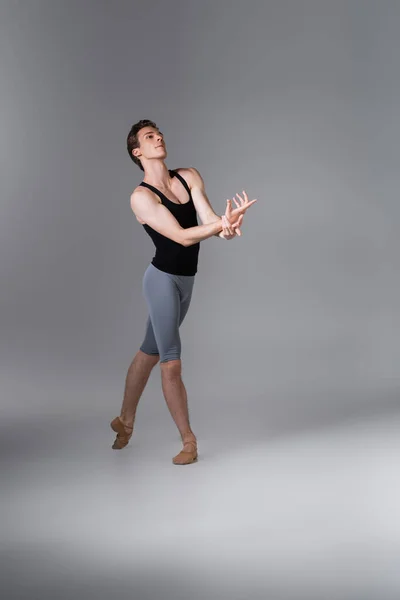 Comprimento Total Dança Graciosa Ballet Bailarino Gestos Durante Realização Dança — Fotografia de Stock