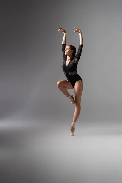 Jong Sierlijk Ballerina Puntschoenen Zwart Bodysuit Met Uitgestrekte Handen Donkergrijs — Stockfoto