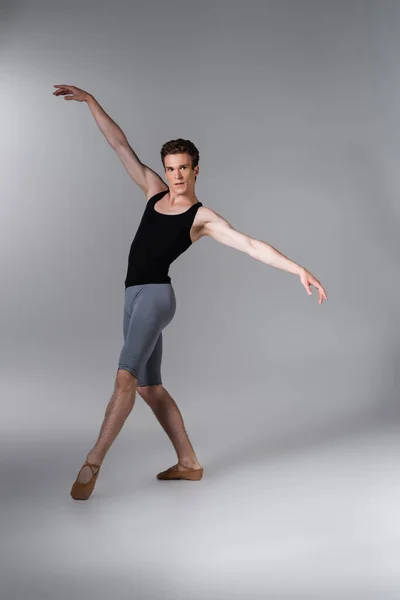 Jonge Sierlijke Balletdanser Gebaren Tijdens Het Uitvoeren Van Balletdans Donkergrijs — Stockfoto