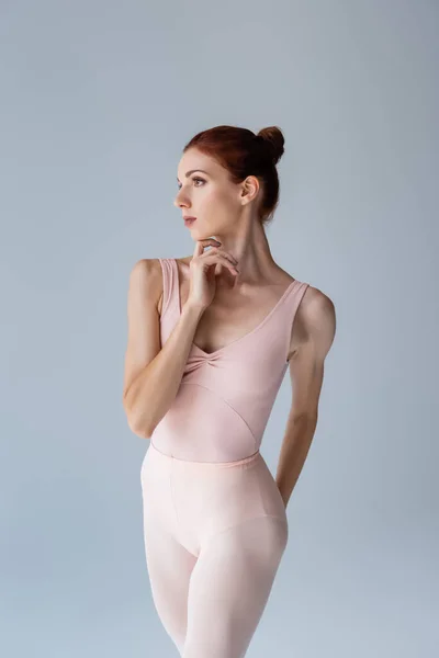 Jonge Roodharige Ballerina Bodysuit Kijken Weg Geïsoleerd Grijs — Stockfoto