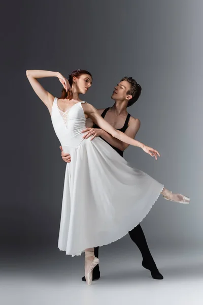 Beyaz Elbiseli Genç Balerin Koyu Gri Üzerinde Dans Ediyor — Stok fotoğraf