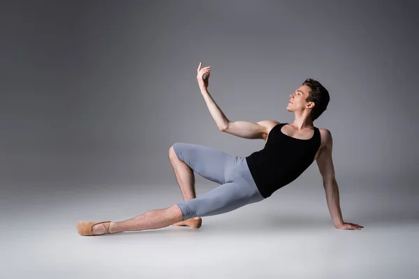 Anmutige Tänzerin Beim Balletttanz Auf Dunkelgrauem Hintergrund — Stockfoto