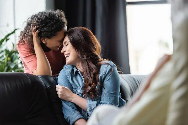 Alegre Interracial Lesbianas Riendo Con Cerrado Ojos Cerca Borrosa Psicólogo — Foto de Stock