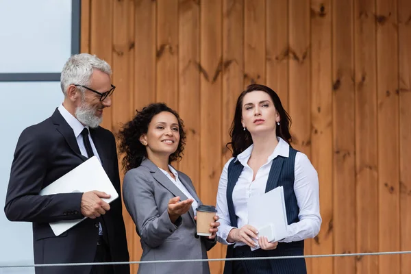 Sonriente Mujer Negocios Afroamericana Mirando Hacia Otro Lado Señalando Con — Foto de Stock