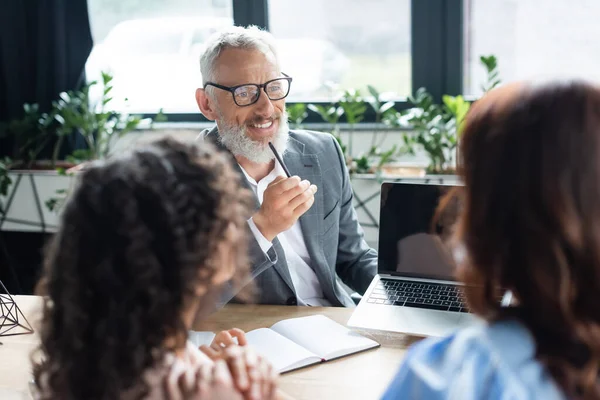 Lächelnder Makler Zeigt Laptop Mit Leerem Bildschirm Zur Interrassischen Gleichgeschlechtlichen — Stockfoto