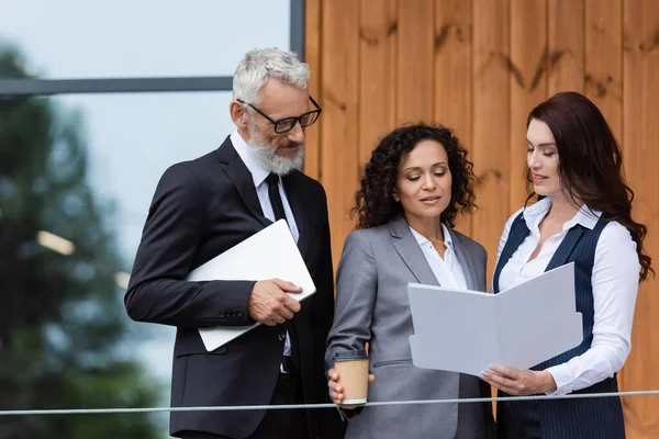 Real Estate Agent Showing Documents Interracial Business Partners — Stock Photo, Image