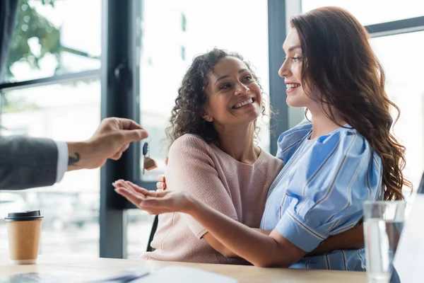 Mäklare Innehar Nyckel Nära Glada Interracial Lesbiska Fastighetsförmedling — Stockfoto