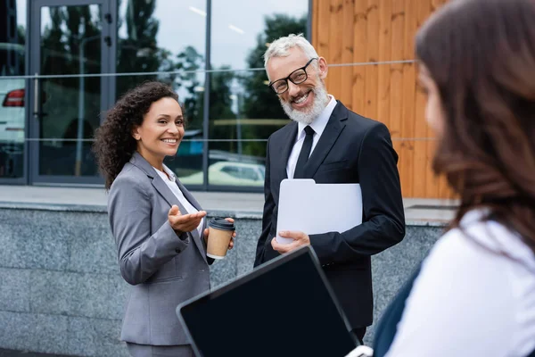 Hombre Negocios Mediana Edad Sonriendo Cerca Colega Afroamericano Apuntando Agente — Foto de Stock