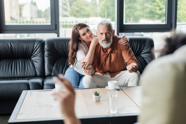 Hombre Mediana Edad Hablando Con Psicólogo Afroamericano Borroso Mientras Está — Foto de Stock