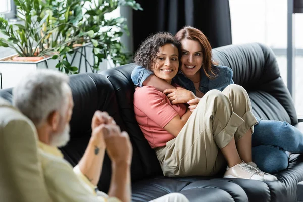 Cheerful Couple Interracial Lesbian Women Embracing Sofa Psychological Consultation — Stock Photo, Image