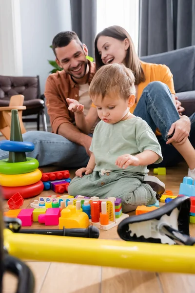 Niño Pequeño Sentado Cerca Juguetes Bicicleta Padres Casa — Foto de Stock