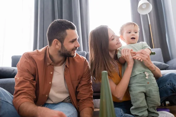 Föräldrar Sitter Nära Småbarn Son Vardagsrummet — Stockfoto