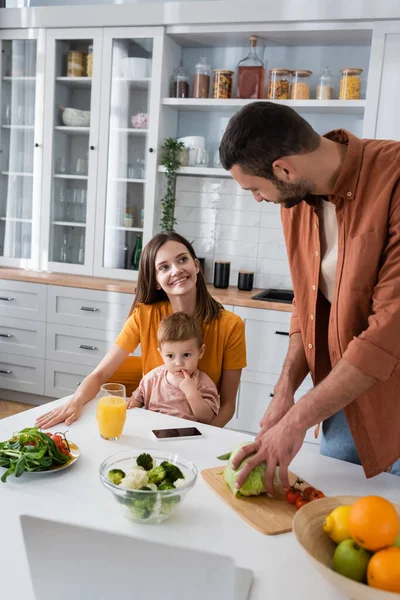 Man Cutting Cabbage Smiling Wife Son Kitchen — Stock Photo, Image