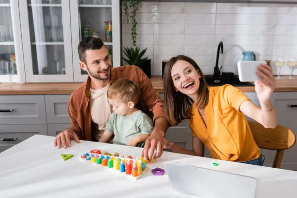 Mujer Feliz Tomando Selfie Con Familia Cerca Juego Educativo Portátil — Foto de Stock