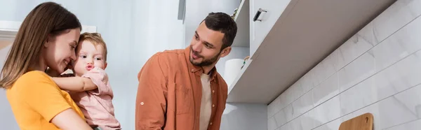 Positivo Madre Sosteniendo Hijo Cerca Marido Casa Bandera — Foto de Stock