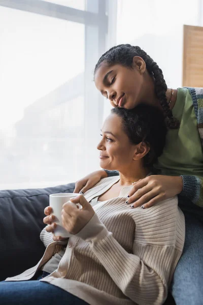 Africano Americano Chica Con Cerrado Ojos Abrazando Hombros Mamá Sentado — Foto de Stock