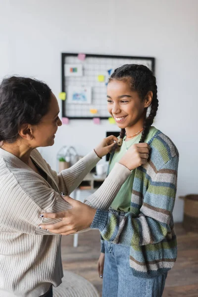 Afrikansk Amerikansk Kvinna Rör Flätor Lycklig Tonåring Dotter — Stockfoto