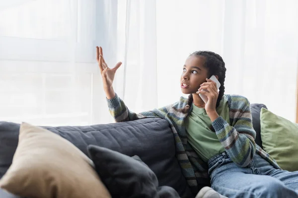 Furios African American Adolescenta Fata Gesturing Timp Vorbesc Telefonul Mobil — Fotografie, imagine de stoc