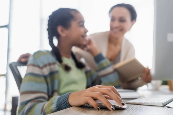 Borrosa Africana Americana Chica Haciendo Tarea Cerca Madre Con Libro —  Fotos de Stock