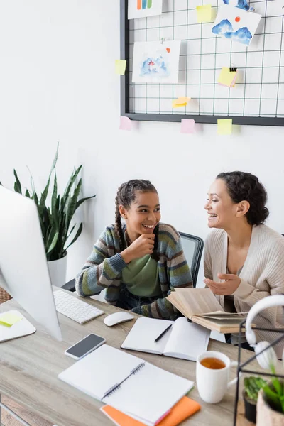 Afrikaans Amerikaanse Moeder Dochter Glimlachen Terwijl Het Doen Van Huiswerk — Stockfoto