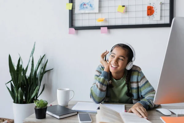 Lachend Afrikaans Amerikaans Meisje Luisteren Audio Les Hoofdtelefoon Terwijl Studeren — Stockfoto