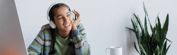 Felice Ragazza Afroamericana Cuffia Sorridente Vicino Monitor Del Computer Casa — Foto Stock