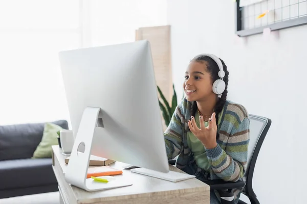 Cheerful African American Girl Headphones Gesturing Computer Home — Stock Photo, Image